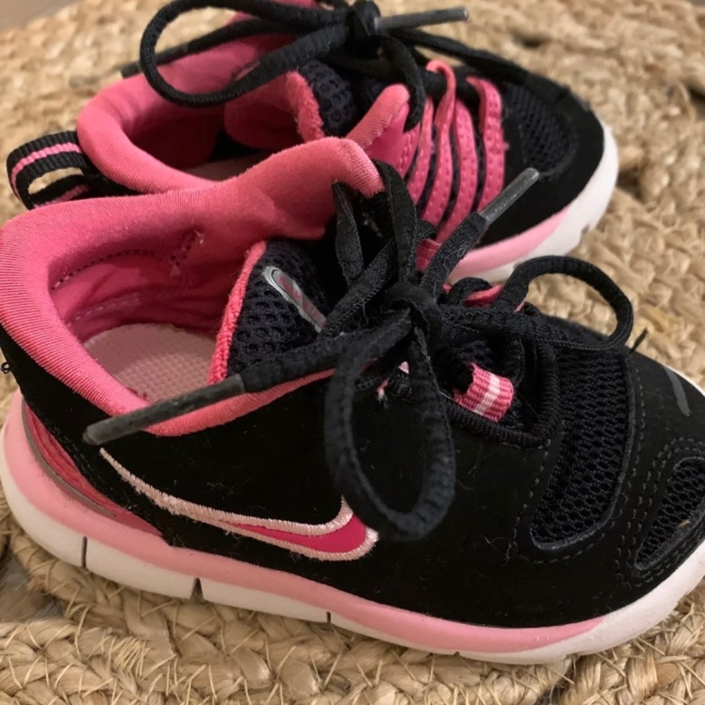 Nike - Picture 4 of 6